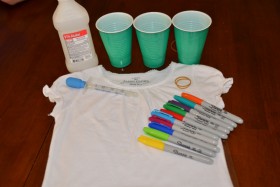 paint a t-shirt with felt-tip pens