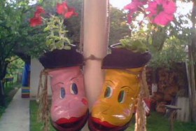 flores en zapatos de goma