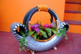 macizo de flores de un neumático