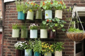 garden-gardening-garden-ideas-painted-garden-pots-cans-hanging-garden-pots-cans-via-pinterest